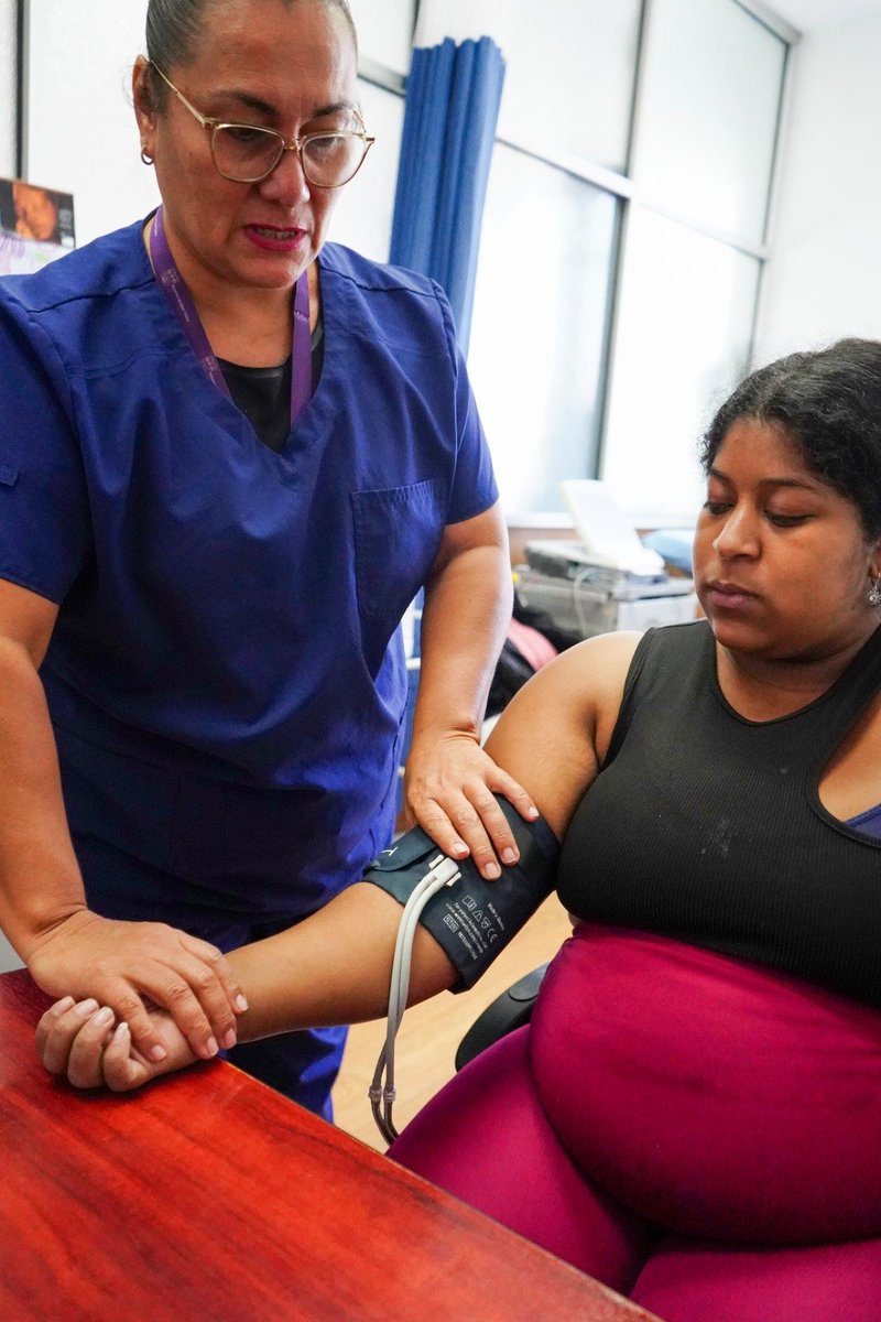 HGIsidroAyora's tweet photo. Personaje de la semana: Dra. Andrea Saavedra 🩺✨
Tras 22 años de entrega, especialista en Ginecología y VIH, hace de la medicina un acto de empatía. Madrina de adolescentes y futuras madres, recuerda: "No caminen solas, aquí hay un refugio dispuesto a tomarlas de la mano". ❤️ https://t.co/f8d8IMmamU