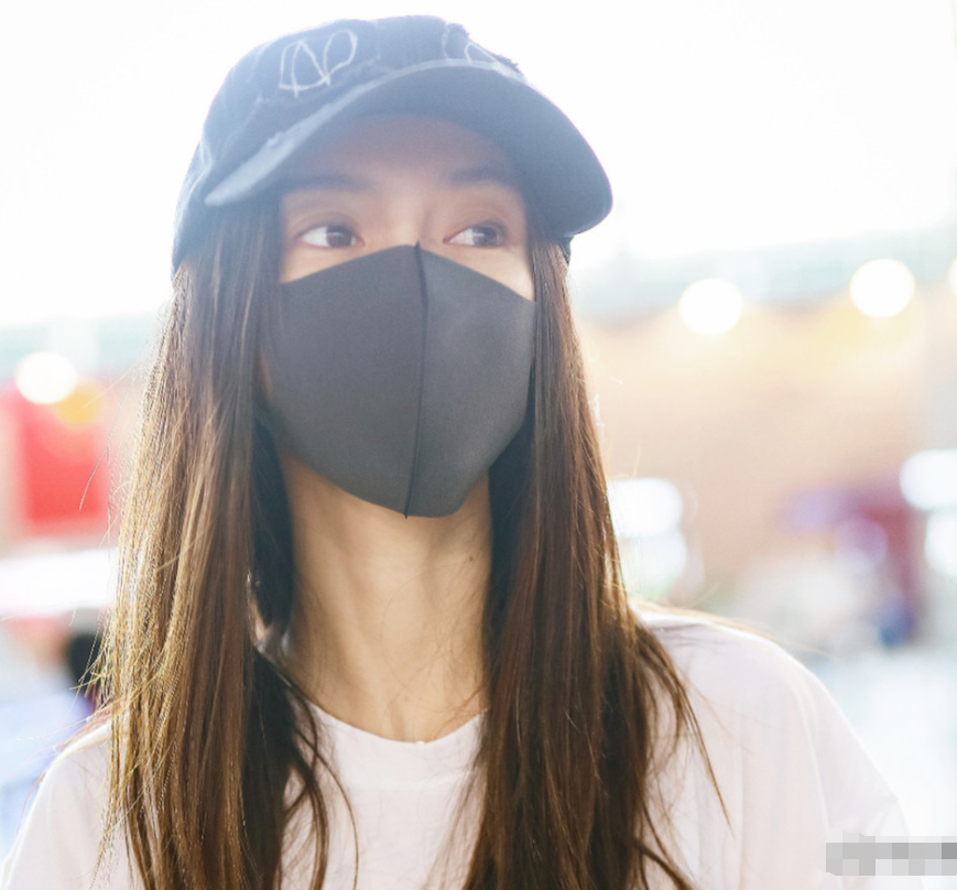 jessi_lig45_89e's tweet photo. A shabby ratty hoodie, a sneaky lazy cat, a harsh lecture, a worn face mask - small messy moments of daily life, raw and real. https://t.co/1DYgdN4u5m