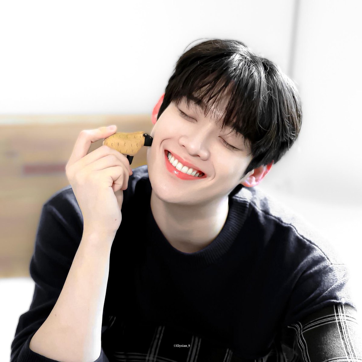 wavycrunch's tweet photo. We are endlessly excited witnessing your arrival in the dreamy city of Paris, Kim Yoonsik 🩵🩵

WELCOME KIM YOON SIK TO PARIS

#YOONSIKPFWSS27
#KIMYOONSIKINPARIS https://t.co/vhYGDBp9Y9