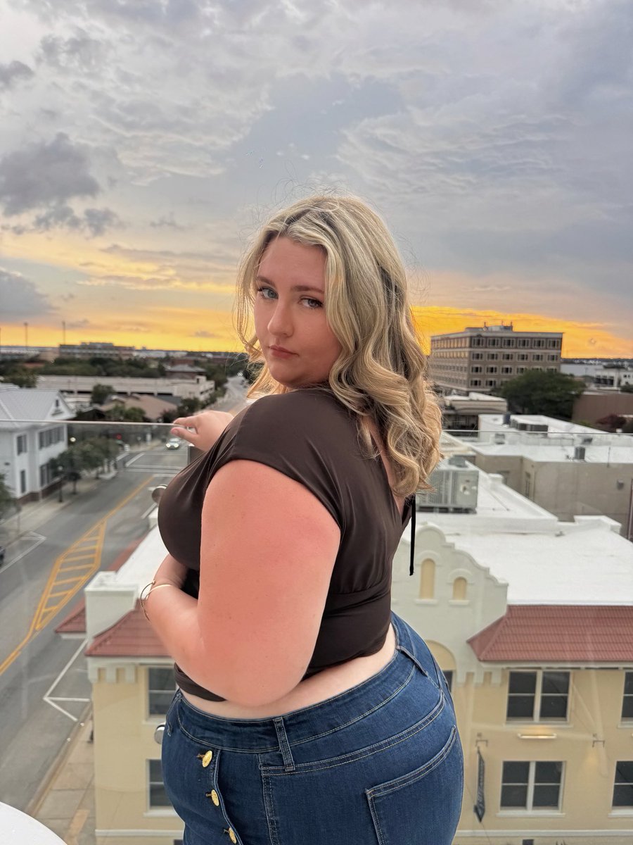 Cinnamongreen_'s tweet photo. Sunkissed 🌞💋 https://t.co/IX3qs7EG80