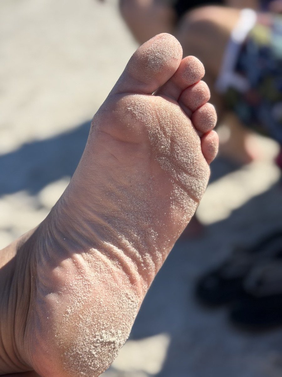 satin_solesX's tweet photo. Do you like sandy feet? 

#footfetish #footporn #soles #toes #sandyfeet #beachfeet #bigfeet #sellingcontent #buyingcontent #nsfwtwt #horny #milf #wrinkledsoles #ticklishfeet #smellyfeet #dirtyfeet #footjob #footworship #feetfriday https://t.co/BfVN3l25EK