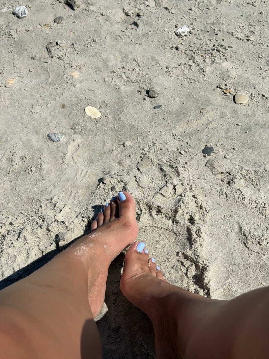 satin_solesX's tweet photo. Do you like sandy feet? 

#footfetish #footporn #soles #toes #sandyfeet #beachfeet #bigfeet #sellingcontent #buyingcontent #nsfwtwt #horny #milf #wrinkledsoles #ticklishfeet #smellyfeet #dirtyfeet #footjob #footworship #feetfriday https://t.co/BfVN3l25EK