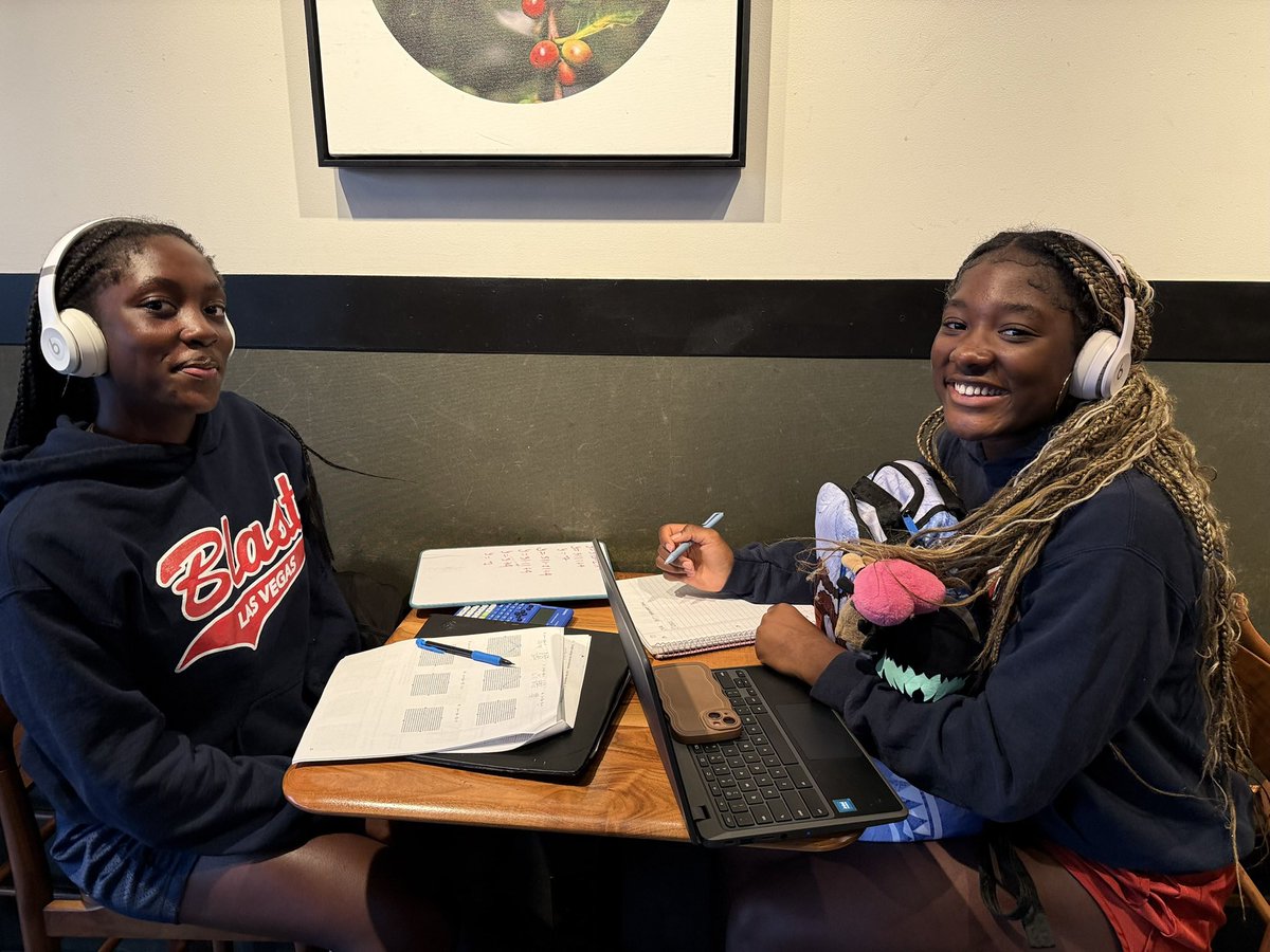twinaudriem's tweet photo. 📚Homework at Starbucks 5:30p-6:30p
🏃🏾♀️Training during our younger sisters Flag Football Practice 6:30p-7:30p
Me and twin @twinAmeliaM
Your favorite dual sport Twins 👯🏾♀️
#slowfeetdonteat
#speedkills
#represent
#NightWork
#SAQ
#GOATActivities
#Twins
#McClerkinTwins https://t.co/I5iE5X4YMI