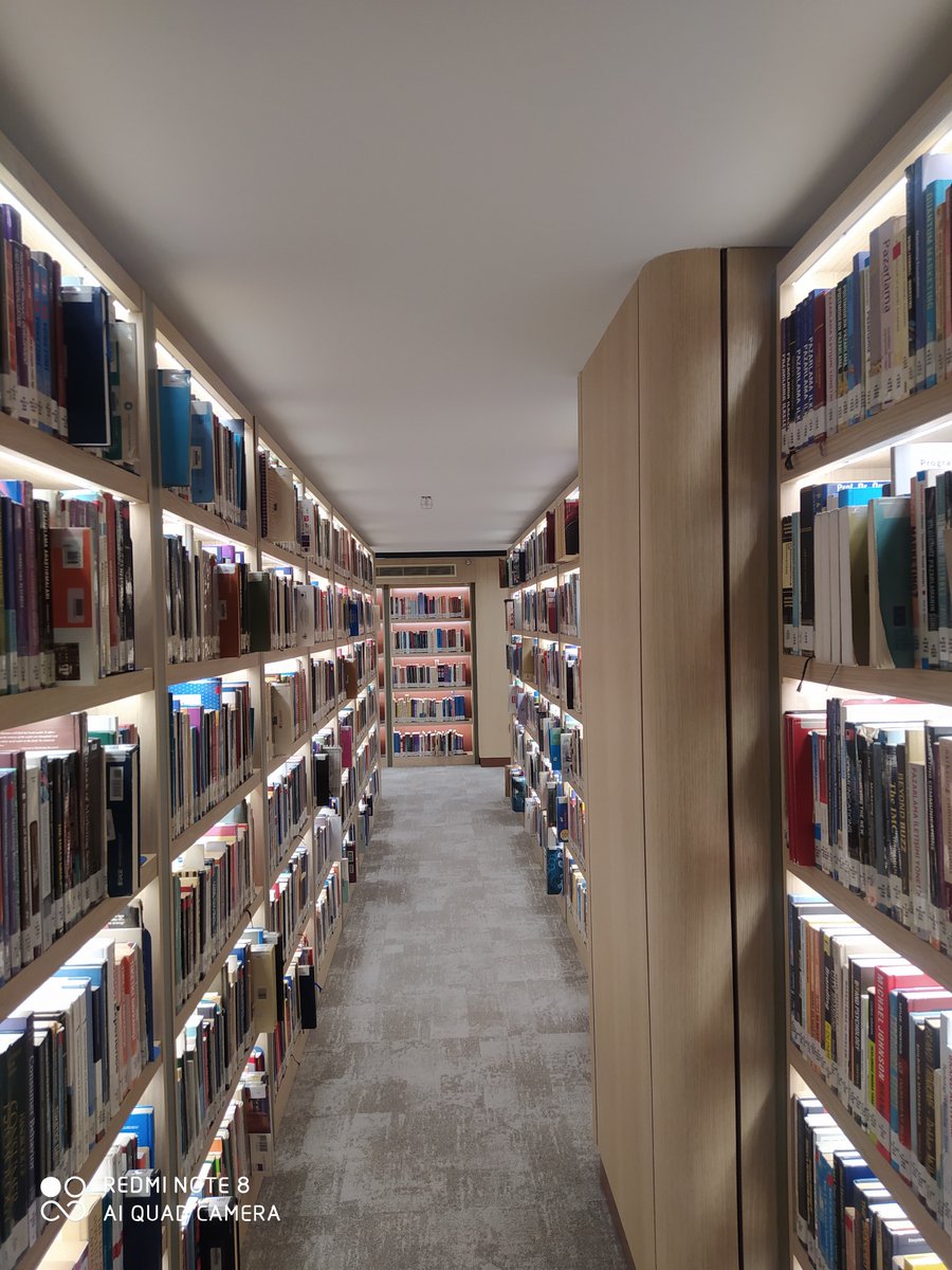 ESDERADE's tweet photo. Bazı mekânlar yalnızca kitaplarıyla değil,insana hissettirdiği huzurla da güzeldir.
Sessizliğin içinde sayfaların sesini duyduğum,zihnimi dinlendirdiğim, her rafında başka bir dünyaya dokunduğum bir yer.Burada insan yalnızca kitap okumuyor;biraz kendine dönüyor...
#GeceyeBirSöz https://t.co/q8N8Dj1hmD