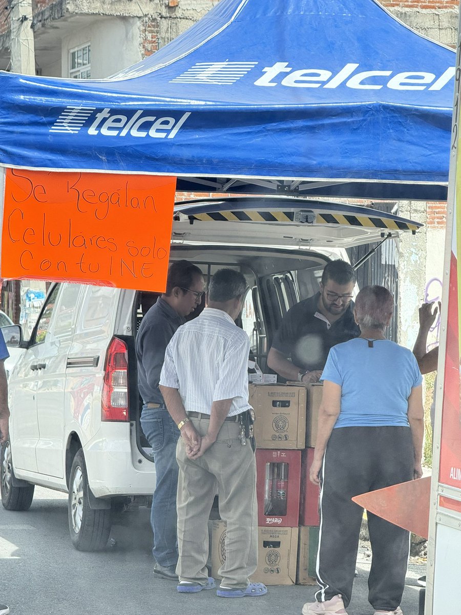 marithaamescua's tweet photo. Que es esta marrullería de robo de identidad? Piden el INE y les hacen llenar un formato en internet y les toman los biométricos. #robodeidentidad a media calle a plena luz del día en #SantaCruzBuenavista porfavor que algún periodista honesto investigue esto @IvanMercadoNews https://t.co/y8DDSZzM79