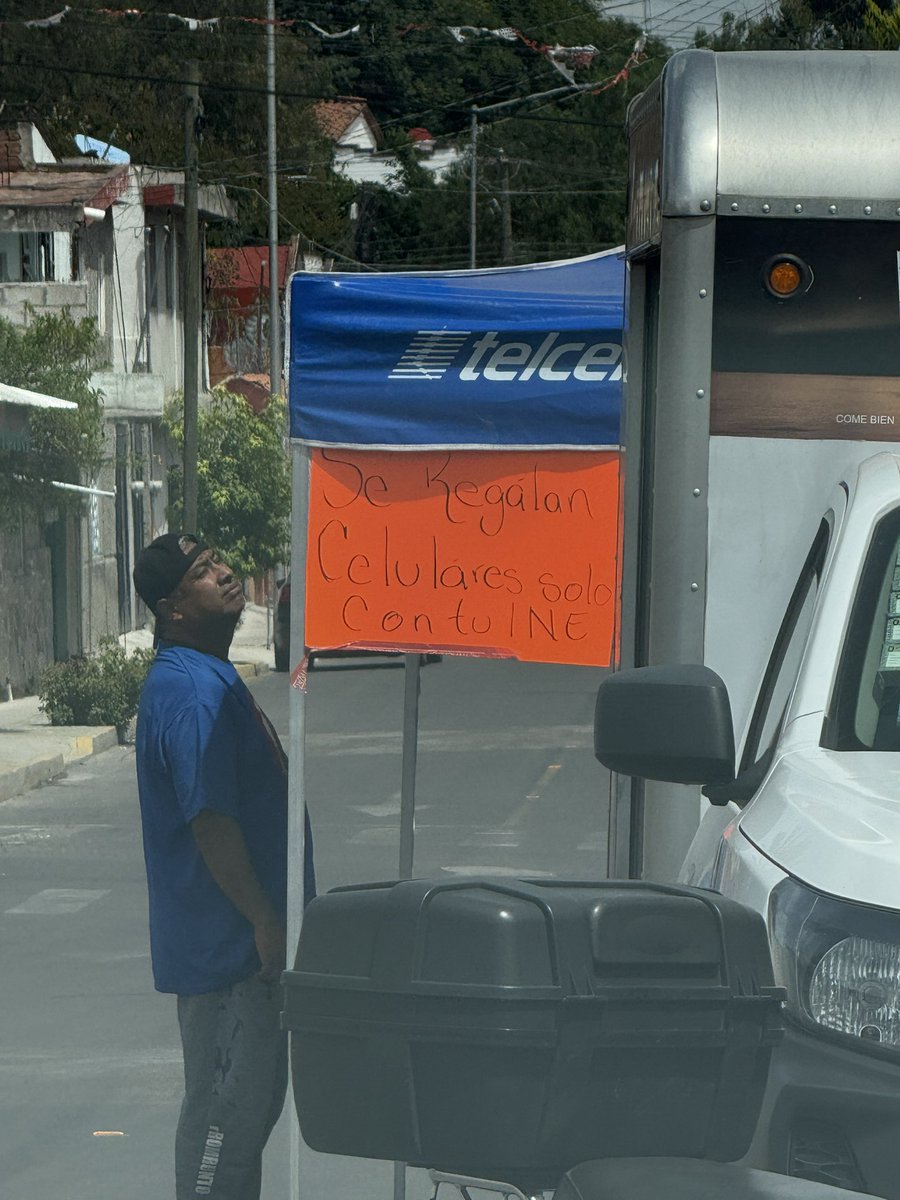 marithaamescua's tweet photo. Que es esta marrullería de robo de identidad? Piden el INE y les hacen llenar un formato en internet y les toman los biométricos. #robodeidentidad a media calle a plena luz del día en #SantaCruzBuenavista porfavor que algún periodista honesto investigue esto @IvanMercadoNews https://t.co/y8DDSZzM79