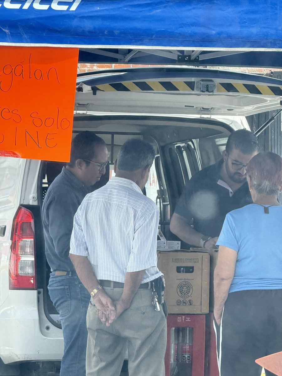 marithaamescua's tweet photo. Que es esta marrullería de robo de identidad? Piden el INE y les hacen llenar un formato en internet y les toman los biométricos. #robodeidentidad a media calle a plena luz del día en #SantaCruzBuenavista porfavor que algún periodista honesto investigue esto @IvanMercadoNews https://t.co/y8DDSZzM79