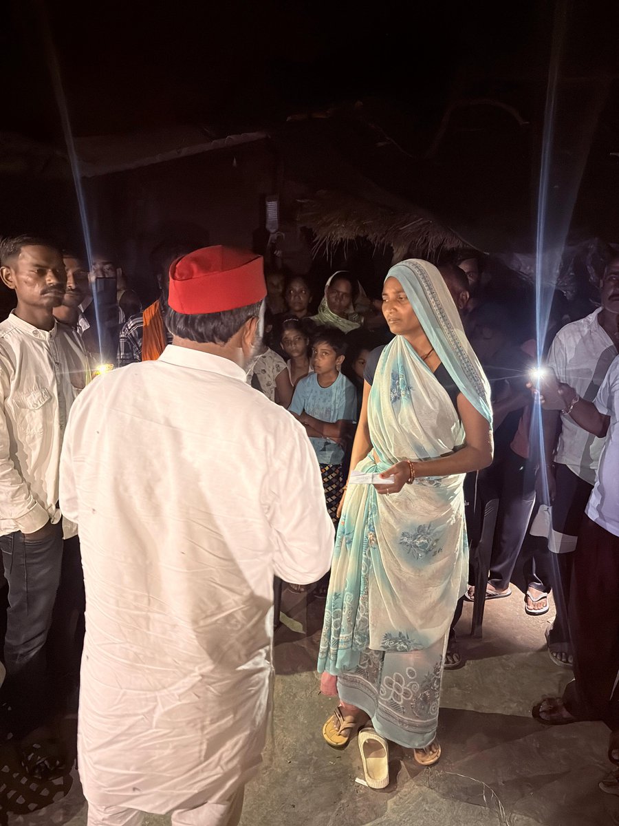 RahulShivGanes3's tweet photo. दुःखद सड़क हादसे में सोनू यादव जी का निधन, परिवार के साथ खड़े हैं।
विधानसभा हरचंदपुर की ग्राम सभा #��ाजीपुर के #पूरे_यदुनाथ_सिंह निवासी श्री सोनू यादव जी की सड़क दुर्घटना में हुई असामयिक मृत्यु का समाचार अत्यंत दुःखद एवं हृदयविदारक है।
प्राप्त जानकारी के अनुसार, सोनू यादव जी किसी कार्य से घर वापस लौट रहे थे। रास्ते में सतांव ब्लॉक क्षेत्र में गन्ना कांटा के पास एक डंपर से उनकी गाड़ी की दुर्घटना हो गई, जिसमें उनका दुखद निधन हो गया।
सूचना मिलते ही गांव पहुंचकर शोकाकुल परिजनों से मुलाकात की और अपनी संवेदनाएं व्यक्त कीं। संबंधित अधिकारियों से वार्ता कर परिवार को नियमानुसार मिलने वाली सरकारी सहायता शीघ्र उपलब्ध कराने के लिए कहा। अपनी ओर से भी परिवार को यथासंभव आर्थिक सहयोग किया।
इस कठिन समय में पीड़ित परिवार को हर संभव सहायता दिलाने का प्रयास किया जाएगा।
ईश्वर दिवंगत आत्मा को शांति प्रदान करें और ��ोकाकुल परिवार को इस असहनीय दुःख को सहने की शक्ति दें।
ॐ शांति। 🙏