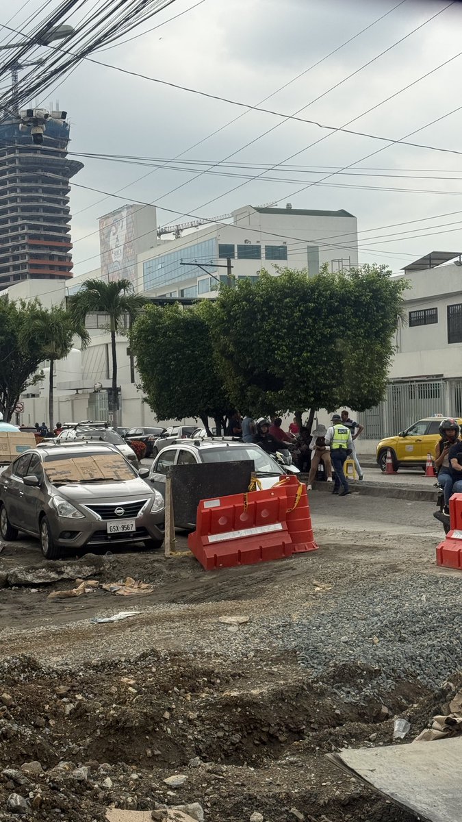 melissa_aip's tweet photo. POR FAVOR ATENDER @ATMGuayaquil el caos que se arma afuera del lobby de solca ya es una situación insostenible. El parqueo en doble fila genera congestión vehicular e incomodidad. Es lamentable que no exista un control efectivo por parte del señor ATM, se le ha dicho pero nada. https://t.co/TZwWV4PxWg
