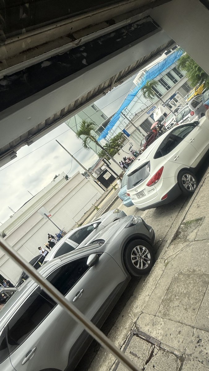 melissa_aip's tweet photo. POR FAVOR ATENDER @ATMGuayaquil el caos que se arma afuera del lobby de solca ya es una situación insostenible. El parqueo en doble fila genera congestión vehicular e incomodidad. Es lamentable que no exista un control efectivo por parte del señor ATM, se le ha dicho pero nada. https://t.co/TZwWV4PxWg