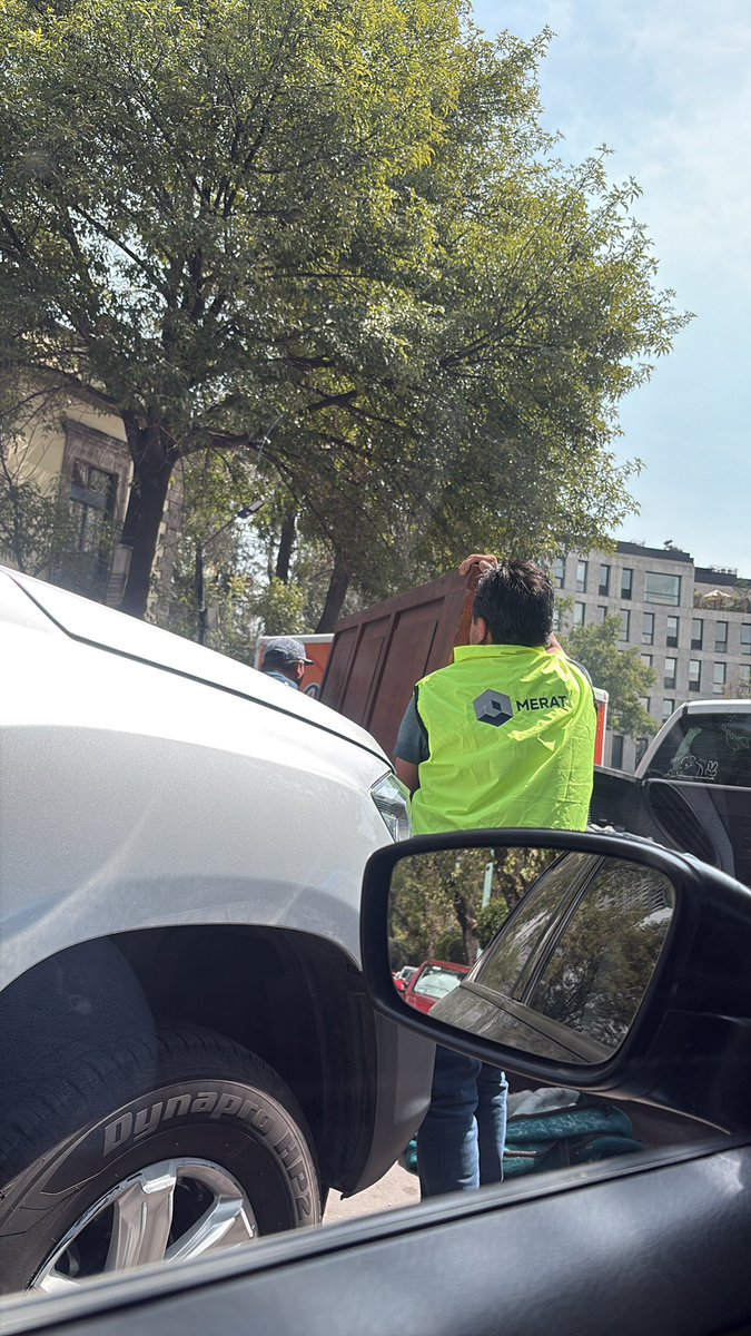 nervss13's tweet photo. @UCS_GCDMX No estaba en lugar restringido, incluso estaban coches estacionados adelante de mi, los “agentes” estaban apartando el lugar para que se pudiera estacionar una camioneta de materiales, la cual si estaba estorbando en segunda fila. https://t.co/ICLWua9zm0