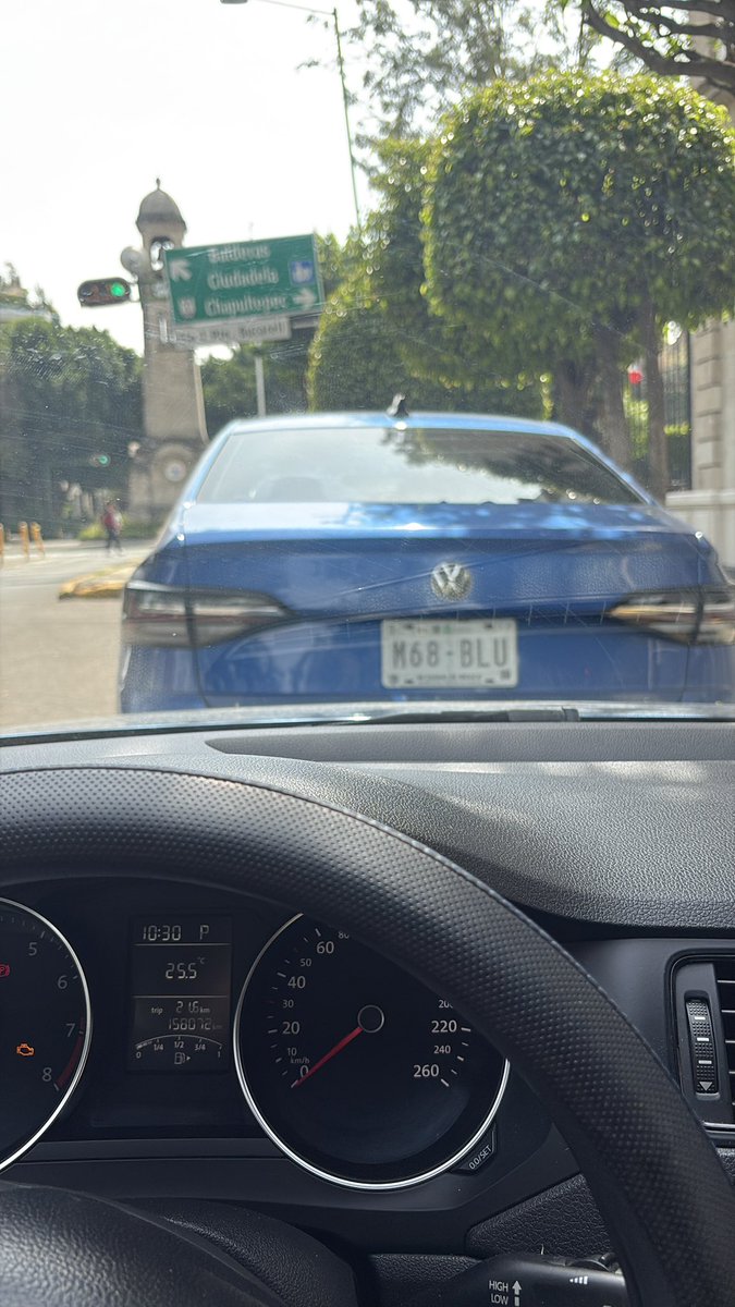 nervss13's tweet photo. @UCS_GCDMX No estaba en lugar restringido, incluso estaban coches estacionados adelante de mi, los “agentes” estaban apartando el lugar para que se pudiera estacionar una camioneta de materiales, la cual si estaba estorbando en segunda fila. https://t.co/ICLWua9zm0