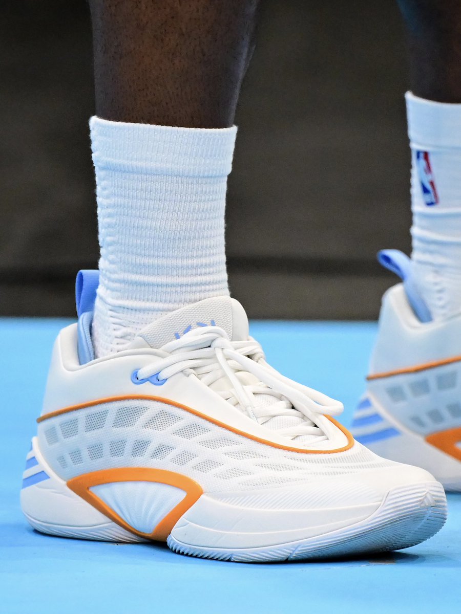 NBAKicks's tweet photo. 🕷️ @spidadmitchell broke out the @LadyVol_Hoops PE of his adidas D.O.N. Issue 8 for @cavs media day! #NBAKicks https://t.co/2eTc8gkTED