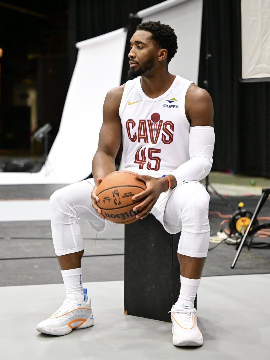NBAKicks's tweet photo. 🕷️ @spidadmitchell broke out the @LadyVol_Hoops PE of his adidas D.O.N. Issue 8 for @cavs media day! #NBAKicks https://t.co/2eTc8gkTED