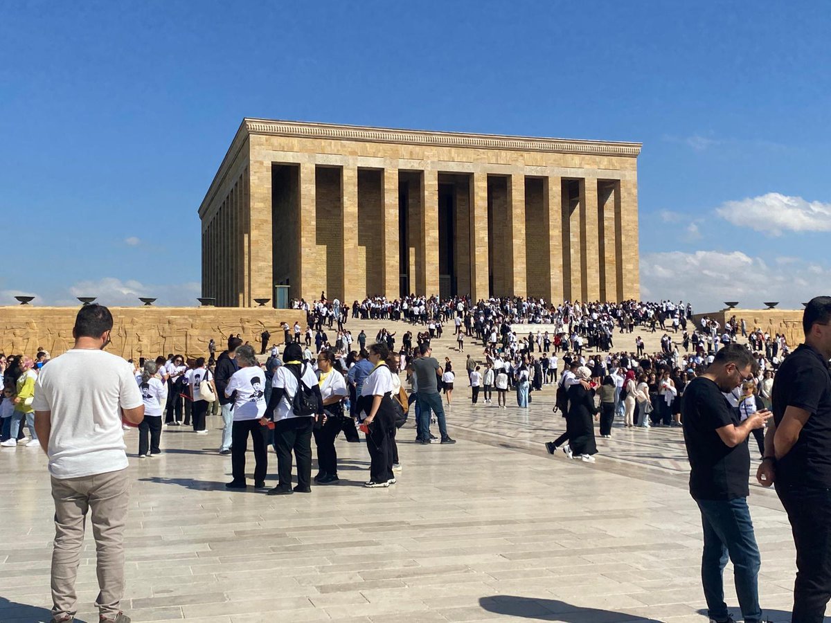 ErzurumLosev's tweet photo. “Beni görmek demek, mutlaka yüzümü görmek değildir. Benim fikirlerimi, benim duygularımı anlıyorsanız ve hissediyorsanız, bu yeterlidir.”
- Mustafa Kemal Atatürk
#3EkimdeLÖSEVleAnıtkabirde #LÖSEV https://t.co/IXv4wOKKll