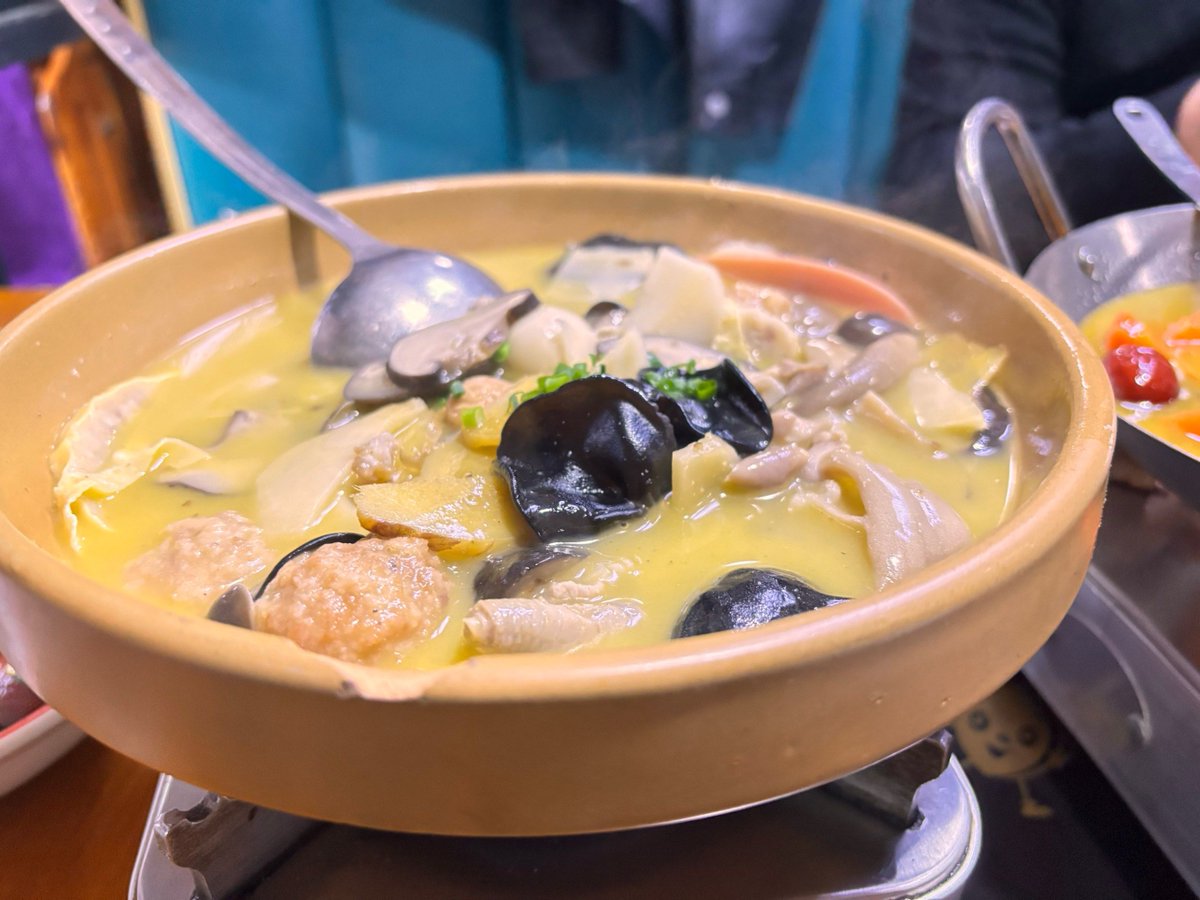 jackg_zone9_d44's tweet photo. [He licked his lips, eyes fixed on the delicious snail stew, salivating with eagerness.] https://t.co/TphXq704ey