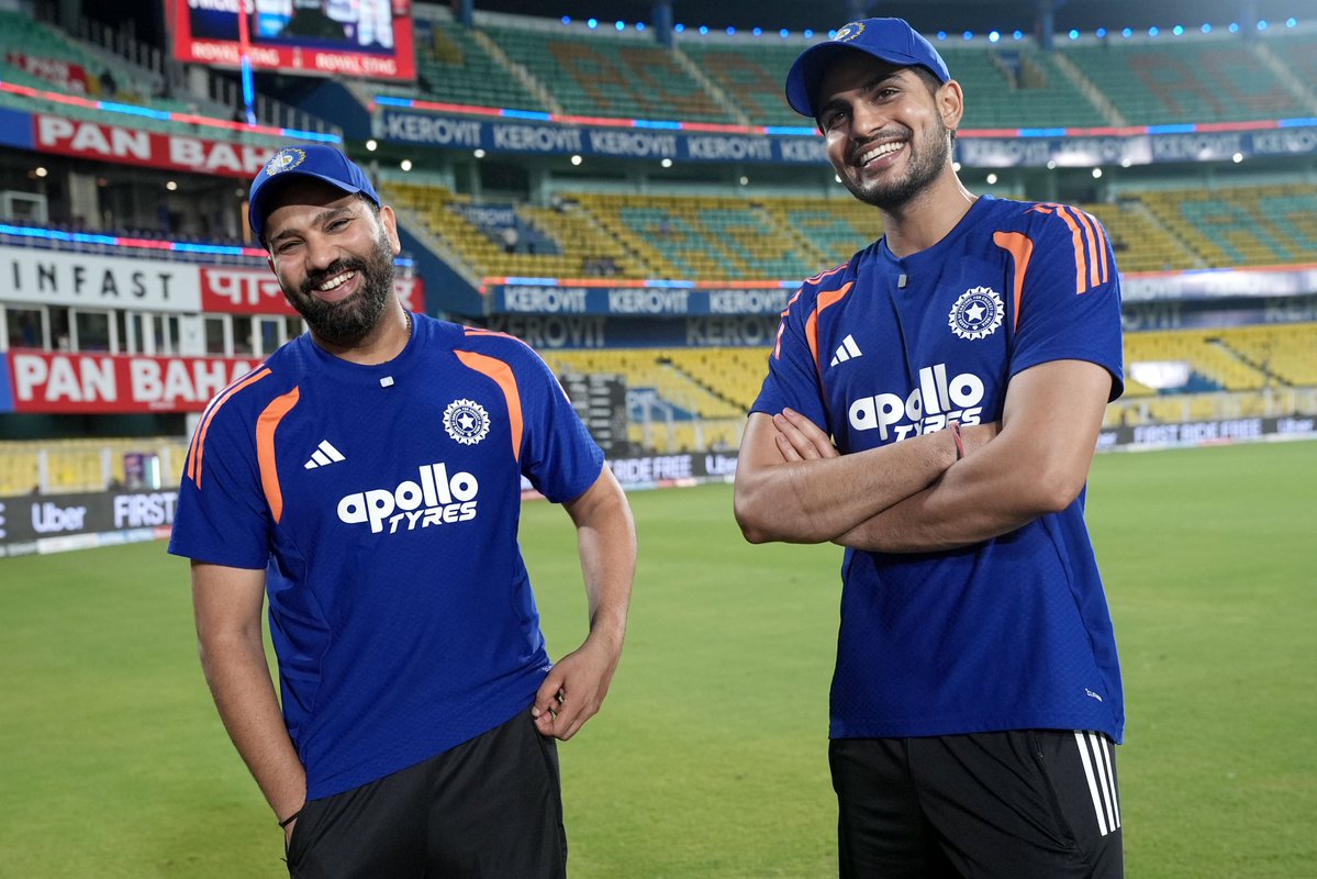 BCCI's tweet photo. 1️⃣ Frame 📸
2️⃣ ODI Double Centurions from #TeamIndia 🤝
5️⃣ ODI Double Hundreds now between this duo 🫡

A special chat coming soon on https://t.co/WqGSQcQiuY

#INDvWI | @mflone_ | @ImRo45 | @ShubmanGill https://t.co/XuZDh7356E
