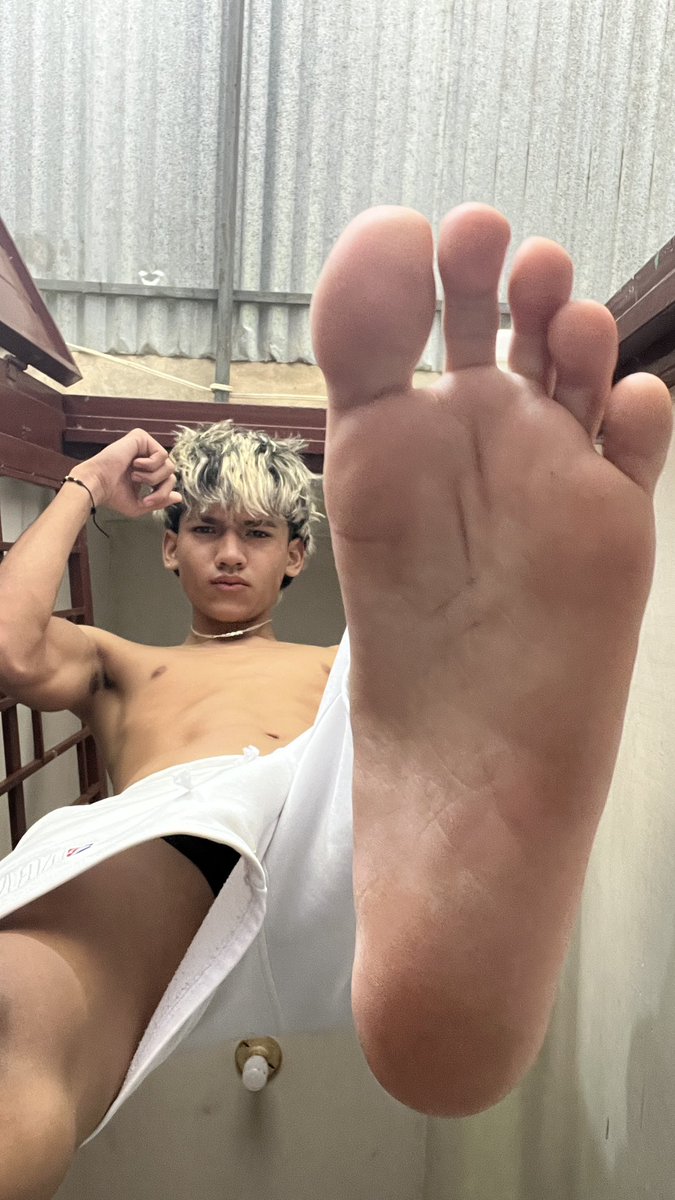 MASTERELIEj89's tweet photo. You're so weak under my feet😵‍💫🤯 https://t.co/4jEN6s85kh