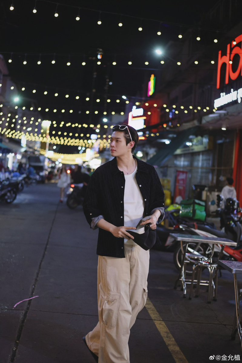 kyoonsikhh's tweet photo. New streets, new views, new memories. Welcome to Paris, Kim Yoonsik. 

WELCOME KIM YOON SIK TO PARIS

#YOONSIKPFWSS27
#KIMYOONSIKINPARIS https://t.co/pxtnCvBJKy