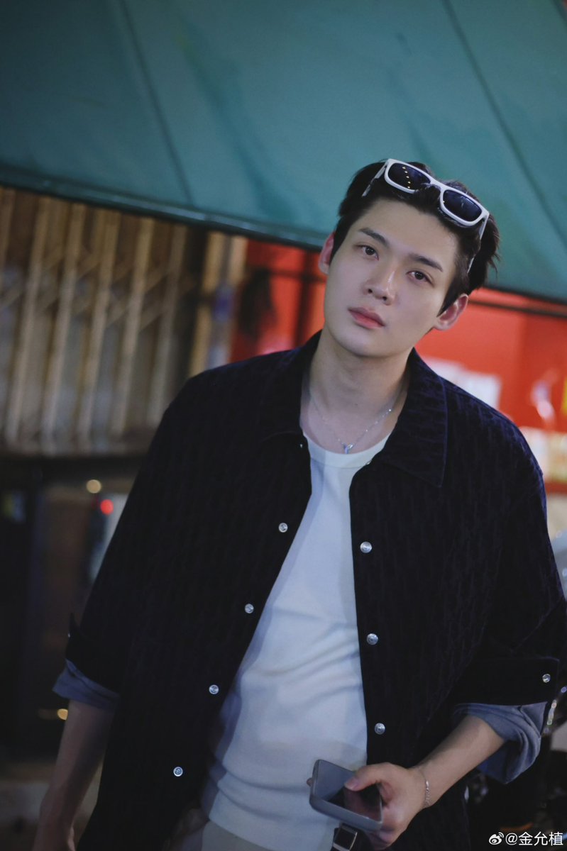 kyoonsikhh's tweet photo. New streets, new views, new memories. Welcome to Paris, Kim Yoonsik. 

WELCOME KIM YOON SIK TO PARIS

#YOONSIKPFWSS27
#KIMYOONSIKINPARIS https://t.co/pxtnCvBJKy