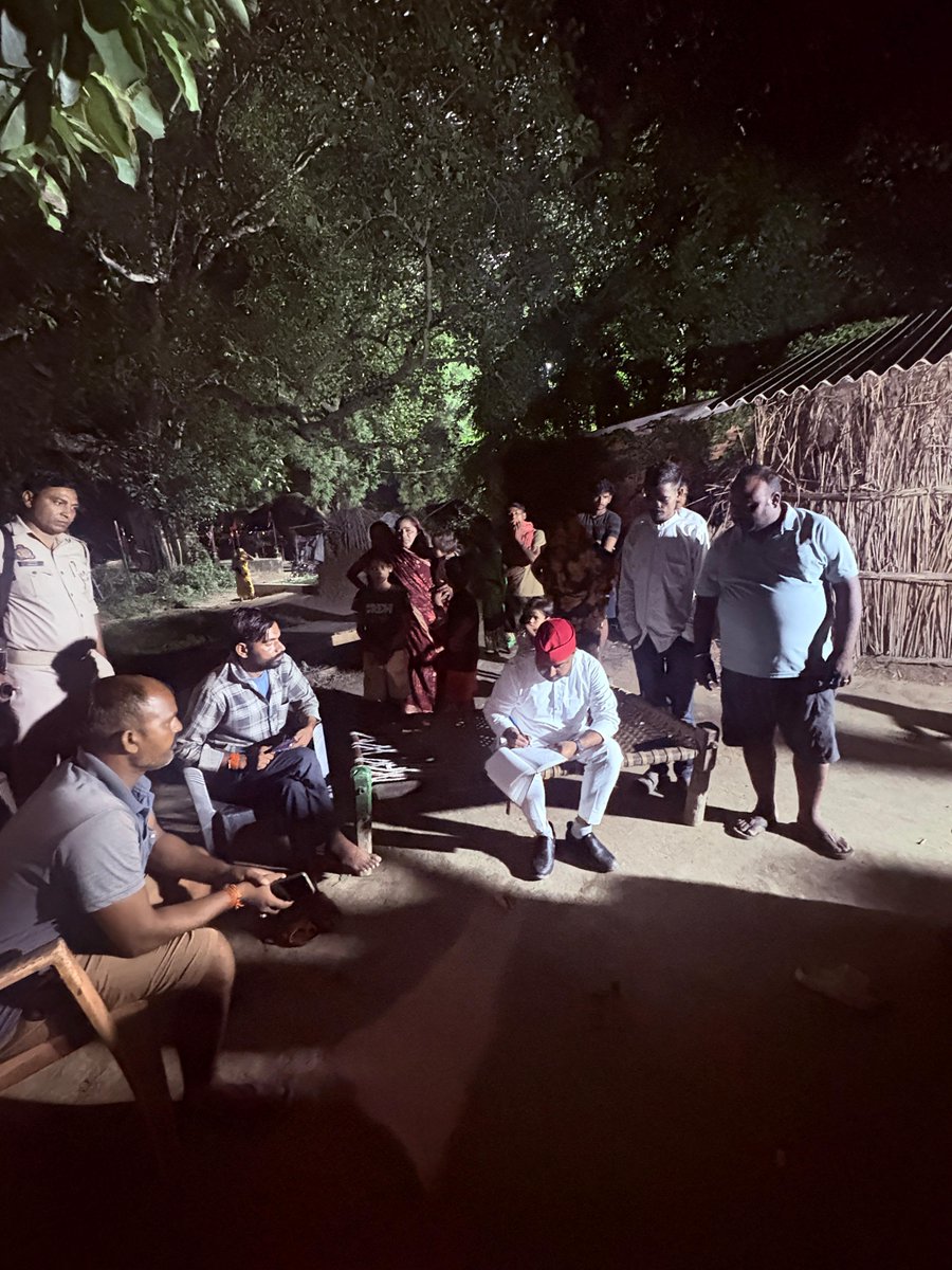 RahulShivGanes3's tweet photo. दुःखद सड़क हादसे में सोनू यादव जी का निधन, परिवार के साथ खड़े हैं।
विधानसभा हरचंदपुर की ग्राम सभा #��ाजीपुर के #पूरे_यदुनाथ_सिंह निवासी श्री सोनू यादव जी की सड़क दुर्घटना में हुई असामयिक मृत्यु का समाचार अत्यंत दुःखद एवं हृदयविदारक है।
प्राप्त जानकारी के अनुसार, सोनू यादव जी किसी कार्य से घर वापस लौट रहे थे। रास्ते में सतांव ब्लॉक क्षेत्र में गन्ना कांटा के पास एक डंपर से उनकी गाड़ी की दुर्घटना हो गई, जिसमें उनका दुखद निधन हो गया।
सूचना मिलते ही गांव पहुंचकर शोकाकुल परिजनों से मुलाकात की और अपनी संवेदनाएं व्यक्त कीं। संबंधित अधिकारियों से वार्ता कर परिवार को नियमानुसार मिलने वाली सरकारी सहायता शीघ्र उपलब्ध कराने के लिए कहा। अपनी ओर से भी परिवार को यथासंभव आर्थिक सहयोग किया।
इस कठिन समय में पीड़ित परिवार को हर संभव सहायता दिलाने का प्रयास किया जाएगा।
ईश्वर दिवंगत आत्मा को शांति प्रदान करें और ��ोकाकुल परिवार को इस असहनीय दुःख को सहने की शक्ति दें।
ॐ शांति। 🙏
