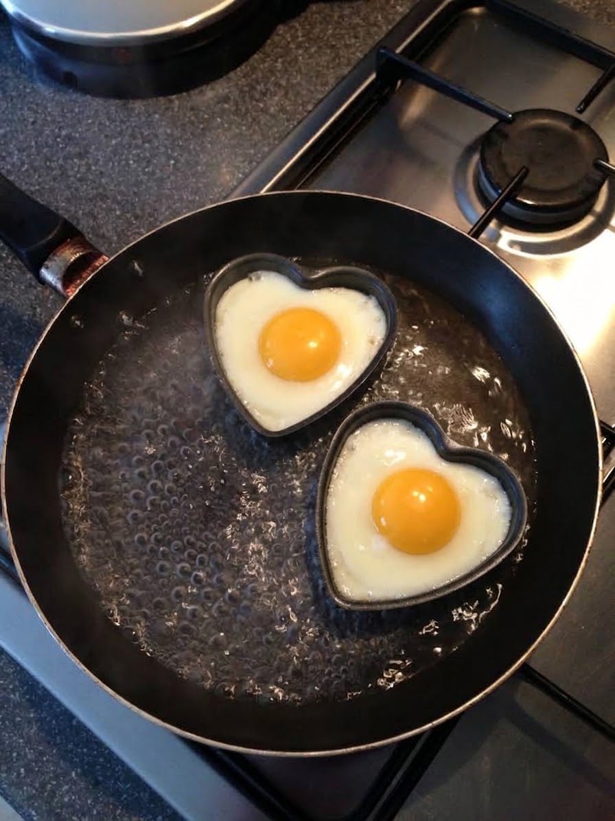 prtygal777's tweet photo. heart shaped egg https://t.co/Ii25NdAZna