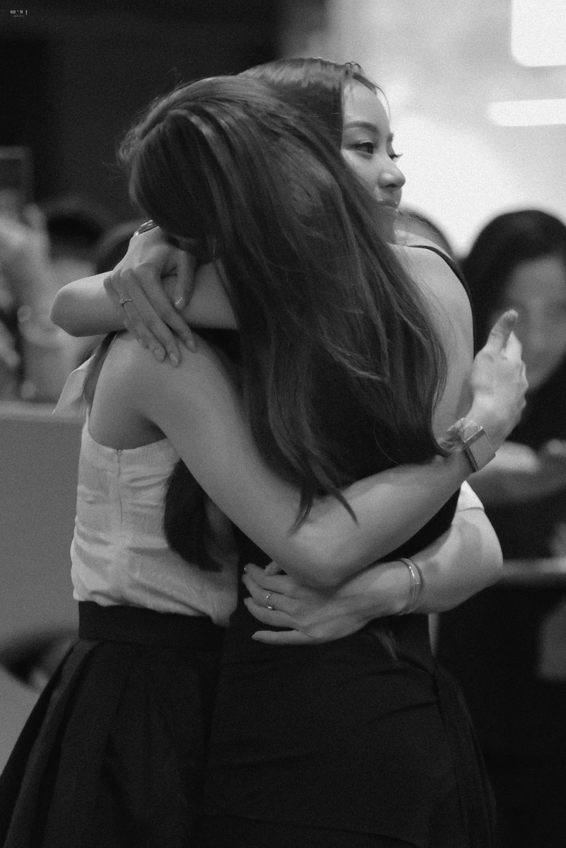 _09jannn's tweet photo. เธอทำให้ฉันอุ่นใจ
ในวันที่ไม่มีใคร 
ฉันยังโชคดีที่ยังมีเธอ
:🍀) https://t.co/D2bZZhJyDh
