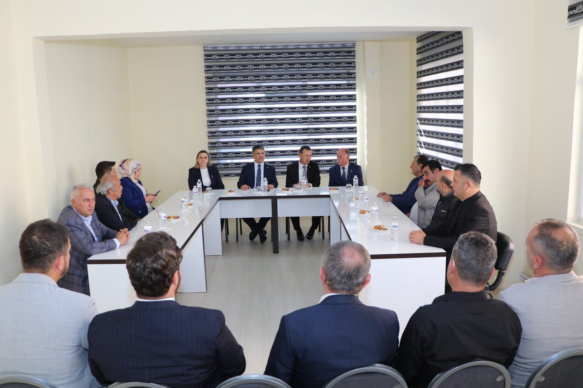 farukaytek's tweet photo. ❝AK Parti; ortak aklı milletimizin iradesiyle buluşturan, sivil toplumun birikimini toplumsal faydaya dönüştüren büyük bir hizmet hareketidir.❞

#TürkiyeYüzyılıBuluşmaları kapsamında; ortak meselelerde omuz omuza veren, dayanışmayı şehir kültürünün ayrılmaz bir parçası kılan Bor’dayız.

İlçe Koordinatörlerimiz Türker Ataç, Adil Orçun Altınsoy, Kuddusi Çelik, Özata Erdoğan ve Osman Çapar, Bor İlçe Başkanımız Melek Yurdağül, Bor Belediye Başkanımız Serkan Baran, İl Genel Meclisi Üyelerimiz Erdal Niğdelioğlu, Süleyman Yalçın ve Nihat Tarım, İlçe Kadın Kolları Başkanımız Gülbahar Polat, İlçe Gençlik Kolları Başkanımız Fevzi Öztürk ve kıymetli teşkilatımızla STK Başkanlarımızla bir araya gelerek; istişarelerde bulunduk.

Sivil toplumumuzla kurduğumuz güçlü iş birliğini büyütecek, milletimizin ortak iradesiyle Türkiye Yüzyılı hedeflerimize kararlılıkla yürüyeceğiz.

📍Bor, Niğde
