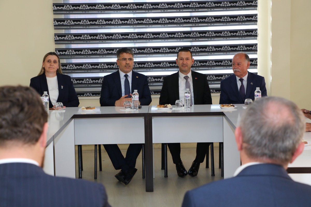 farukaytek's tweet photo. ❝AK Parti; ortak aklı milletimizin iradesiyle buluşturan, sivil toplumun birikimini toplumsal faydaya dönüştüren büyük bir hizmet hareketidir.❞

#TürkiyeYüzyılıBuluşmaları kapsamında; ortak meselelerde omuz omuza veren, dayanışmayı şehir kültürünün ayrılmaz bir parçası kılan Bor’dayız.

İlçe Koordinatörlerimiz Türker Ataç, Adil Orçun Altınsoy, Kuddusi Çelik, Özata Erdoğan ve Osman Çapar, Bor İlçe Başkanımız Melek Yurdağül, Bor Belediye Başkanımız Serkan Baran, İl Genel Meclisi Üyelerimiz Erdal Niğdelioğlu, Süleyman Yalçın ve Nihat Tarım, İlçe Kadın Kolları Başkanımız Gülbahar Polat, İlçe Gençlik Kolları Başkanımız Fevzi Öztürk ve kıymetli teşkilatımızla STK Başkanlarımızla bir araya gelerek; istişarelerde bulunduk.

Sivil toplumumuzla kurduğumuz güçlü iş birliğini büyütecek, milletimizin ortak iradesiyle Türkiye Yüzyılı hedeflerimize kararlılıkla yürüyeceğiz.

📍Bor, Niğde
