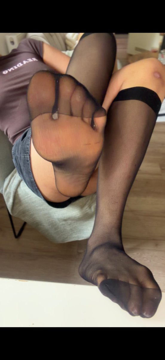 rosella_vale's tweet photo. Be a good Boy and praise my feet 👅😈 https://t.co/7mt1oZZyHC