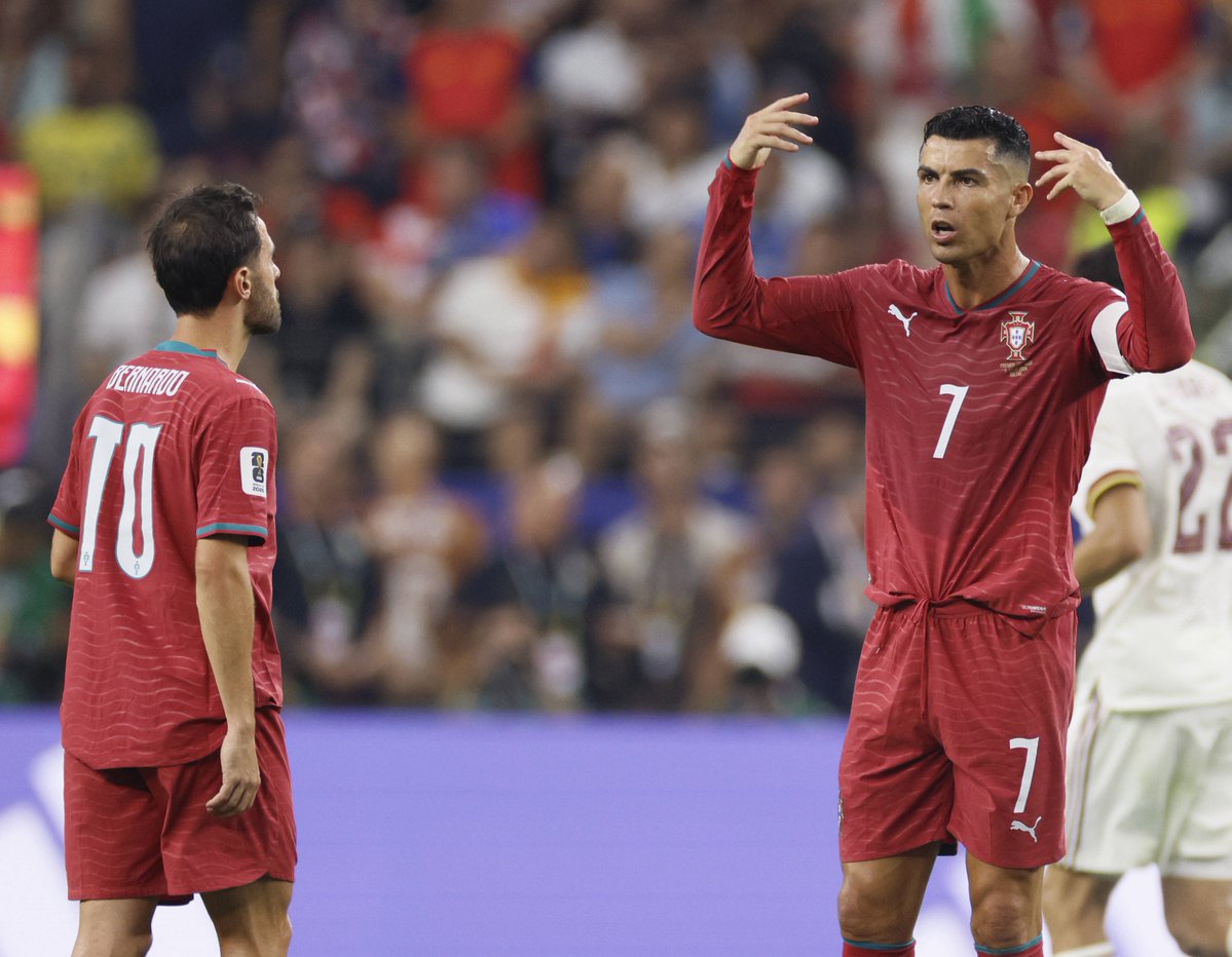 ajansfenercom's tweet photo. Tartışma, UEFA Uluslar Ligi'nde Portekiz'in Norveç'i 2-1 mağlup ettiği maçın ardından başladı.

Cristiano Ronaldo karşılaşmaya yedek kulübesinde başladı. Jorge Jesus, hücum hattında João Félix ve Gonçalo Ramos'a ilk 11'de şans verdi. İki oyuncu da gol attı ve Portekiz maçı kazandı.

Ronaldo, ikinci yarıda ısınmaya çıkmasına rağmen süre alamadı ve karşılaşmanın tamamını yedek kulübesinde geçirdi. Maçın ardından doğrudan soyunma odasına gitti. Ertesi gün yapılan antrenmanda da diğer yedek oyuncularla birlikte çalışmadı.

Jorge Jesus ise az önce düzenlenen basın toplantısında Ronaldo ile dün akşam yemekten önce görüştüğünü söyledi ve şu ifadeleri kullandı:

"İstediğim sözü verebilirim. Ben teknik direktörüm. Oyuncuya oynamayacağını söyledim. Seni kulübeye alacağım. Sana 30 dakika ihtiyacım olursa oynarsın, olmazsa oynamazsın. Hiçbir oyuncu benim fikrimi değiştiremez. Ne o ne de başka biri. Hiçbir başkan da. Asla."

(🔗Marca)