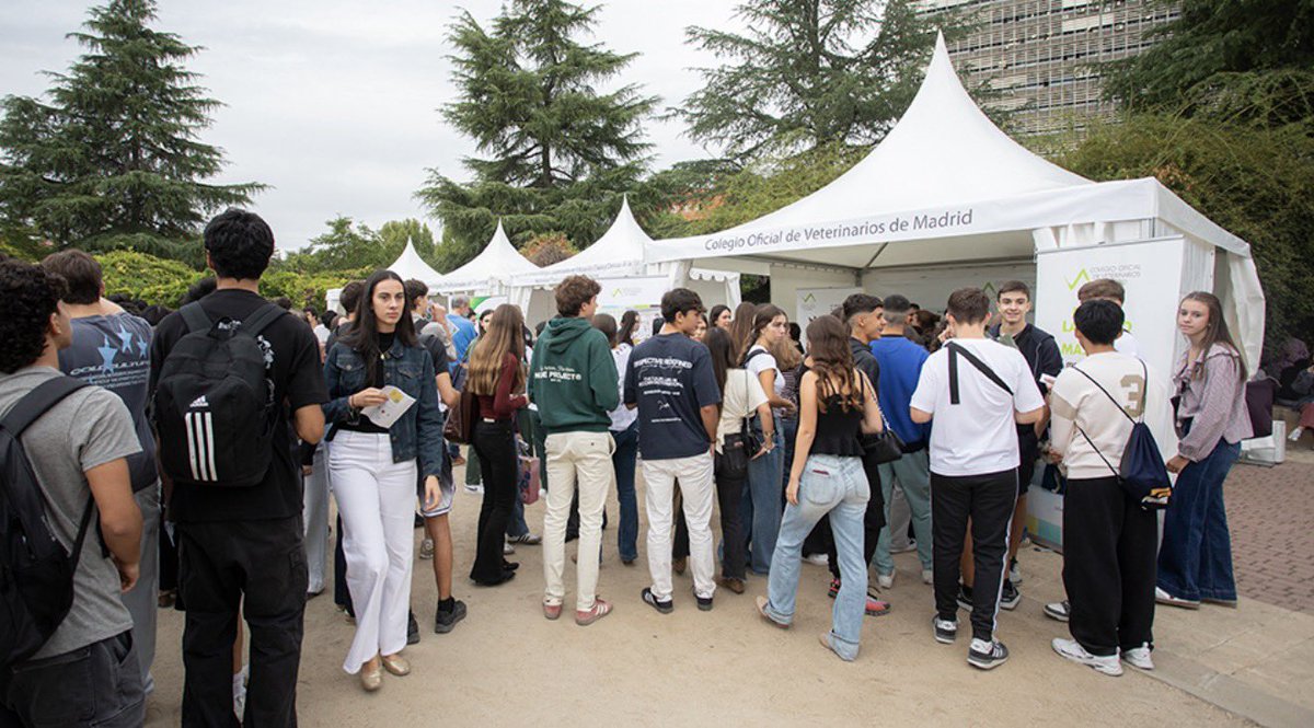 COLVEMA's tweet photo. La veterinaria abre muchos caminos. En el Día de las Profesiones, el Colegio Oficial de Veterinarios de Madrid y la Facultad de Veterinaria de la UCM han acercado el grado a los estudiantes con prácticas, experiencias y respuestas a sus dudas.

#DíaDeLasProfesiones #Veterinario https://t.co/BPM7Q93qYi
