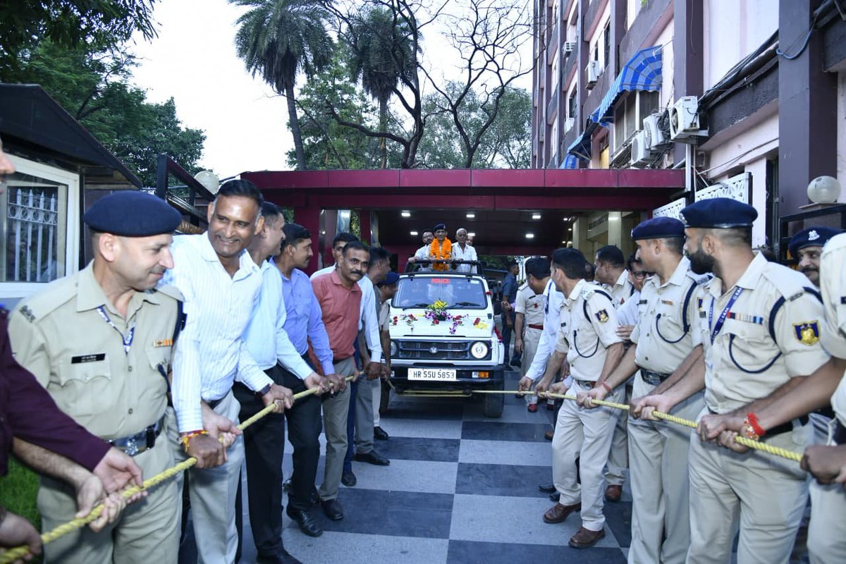 crpfindia's tweet photo. A Proud Journey of Service and Commitment

HC/Daftry Subhash Chand was accorded a cordial farewell by SDG (Adm) CRPF, Shri Zaki Ahmad, IPS, along with senior officers, at Force HQ, on the completion of 38 years of dedicated service to the Force.

HC/Daftry Subhash Chand joined the CRPF in 1988 as Ct/Daftry. He served with utmost dedication across various parts of the country, including J&K, Uttar Pradesh and Rajasthan.

CRPF gratefully acknowledges his years of dedicated service and valuable contribution to the Force and the Nation. The Force wishes him good health, happiness and a fulfilling retired life ahead.

#NationFirst
#Vandematram150 
#MissionNaxalMuktBharat2026
@gpsinghips
@crpf_j
@CentralZoneCrpf
@northeast_zone
@southzone_hyd