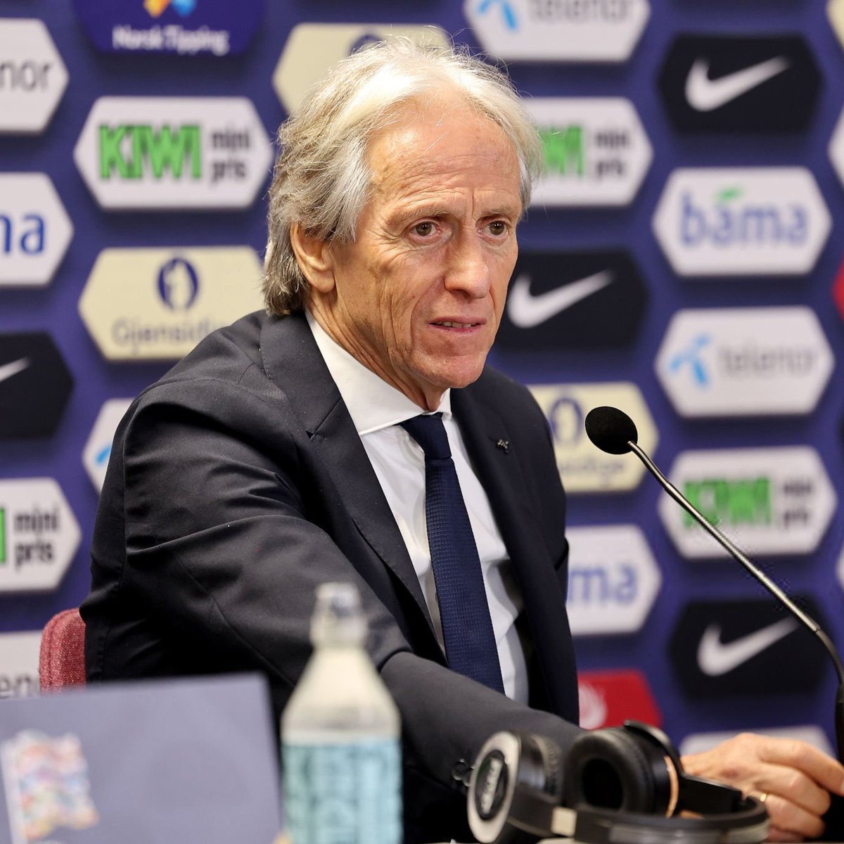 TekYolFener's tweet photo. Cristiano Ronaldo, Jorge Jesus'un yaptığı açıklamalar sebebiyle Portekiz Milli Takımı kampından ayrıldı. Ronaldo, milli takımı bırakabilir. (Marca)

Jorge Jesus: "İstediğim sözü verebilirim. Ben teknik direktörüm. Oyuncuya oynamayacağını söyledim. Seni kulübeye alacağım. Sana 30 dakika ihtiyacım olursa oynarsın, olmazsa oynamazsın. Hiçbir oyuncu benim fikrimi değiştiremez. Ne o ne de başka biri. Hiçbir başkan da. Asla."