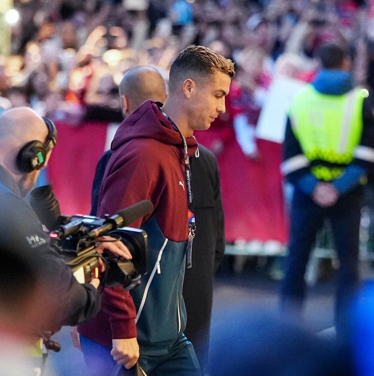 giraltpablo's tweet photo. ❌️🇵🇹 Cristiano Ronaldo ABANDONÓ la concentración de Portugal tras la conferencia de prensa de Jorge Jesus.

"Soy el entrenador, ningún jugador me hará cambiar de opinión", había dicho el DT.

🗞 [Diario Marca] https://t.co/N4do2b2zGv