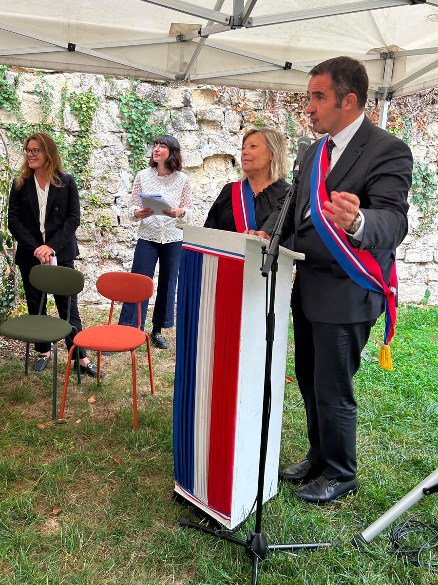 EPYvelines's tweet photo. L'autonomie sans la solitude !

@sdesteve et @RiDelepierre, conseillers départementaux du canton, ont représenté @pierre_bedier, président des #Yvelines, à l’inauguration de la résidence d’habitat inclusif Haute Barre à @MonLouveciennes.

En votant le financement de cette résidence, les élus du groupe EPY poursuivent leur engagement en faveur de l’#inclusion sociale, de la lutte contre l’#isolement et du renforcement de l’#autonomie de nos #séniors.

Un projet financé en partenariat avec la @CNSA_actu, le groupeSOS Seniors, la @FRB_KBS et la ville de Louveciennes.