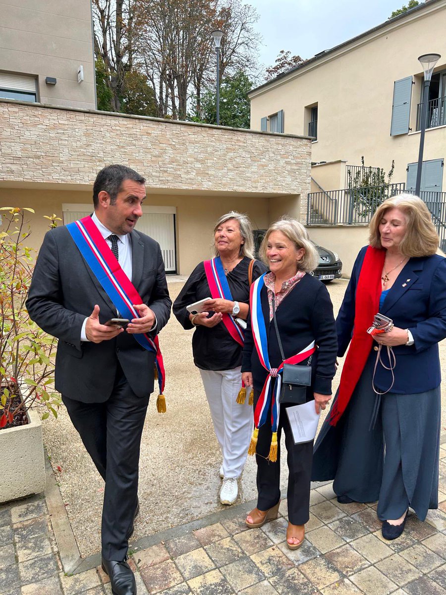 EPYvelines's tweet photo. L'autonomie sans la solitude !

@sdesteve et @RiDelepierre, conseillers départementaux du canton, ont représenté @pierre_bedier, président des #Yvelines, à l’inauguration de la résidence d’habitat inclusif Haute Barre à @MonLouveciennes.

En votant le financement de cette résidence, les élus du groupe EPY poursuivent leur engagement en faveur de l’#inclusion sociale, de la lutte contre l’#isolement et du renforcement de l’#autonomie de nos #séniors.

Un projet financé en partenariat avec la @CNSA_actu, le groupeSOS Seniors, la @FRB_KBS et la ville de Louveciennes.