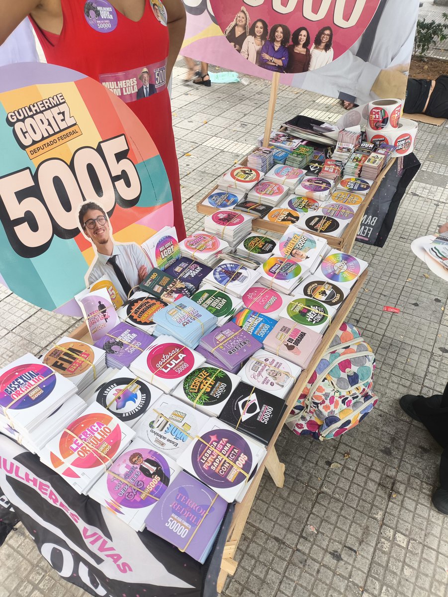 shigeosep's tweet photo. vcs que falam que é difícil achar adesivo do lula e aliados... fiquem com inveja da queridinha da santa cecilia!!! 

a mais mais das barracas https://t.co/16qRauAuPz