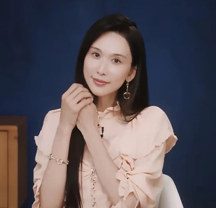 gengzishunli's tweet photo. 天呐这竟然是林志玲，我的女神，你的苹果肌呢，你的卧蚕呢，眼睛怎么都变小了？日本的整形技术是不是不行啊？ https://t.co/uoDPaFHhiL