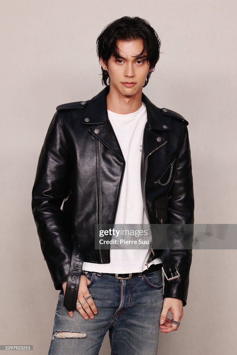 TrendyUpdate_th's tweet photo. BRIGHT IS BRINGING THE EDGE. 🖤🔥

พาส่องลุคสุดเท่ของ “ไบร์ท วชิรวิชญ์” ขณะร่วมชมแฟชั่นโชว์ Acne Studios Spring/Summer 2027 ณ กรุงปารีส 🇫🇷 

♠️ เสิร์ฟลุคสุดเท่จาก Acne Studios ที่หยิบ Leather Jacket มาแมตช์กับเสื้อยืดสีขาวและกางเกงยีนส์ดีเทลขาด เพิ่มความคูลด้วยรองเท้าหนังสีดำ คุมโทนเรียบเท่แต่เต็มไปด้วย attitude เป็นคอมพลีตลุคที่เรียบเท่แต่ดูไม่ธรรมดา สมกับแฟชั่นไอค่อน Acne Studios Boy ได้อย่างลงตัว✨

BRIGHT WITH ACNE STUDIOS
#AcneStudiosSS27xBRIGHT 
#bbrightvc #AcneStudiosSS27 
#AcneStudios @acnestudios @bbrightvc