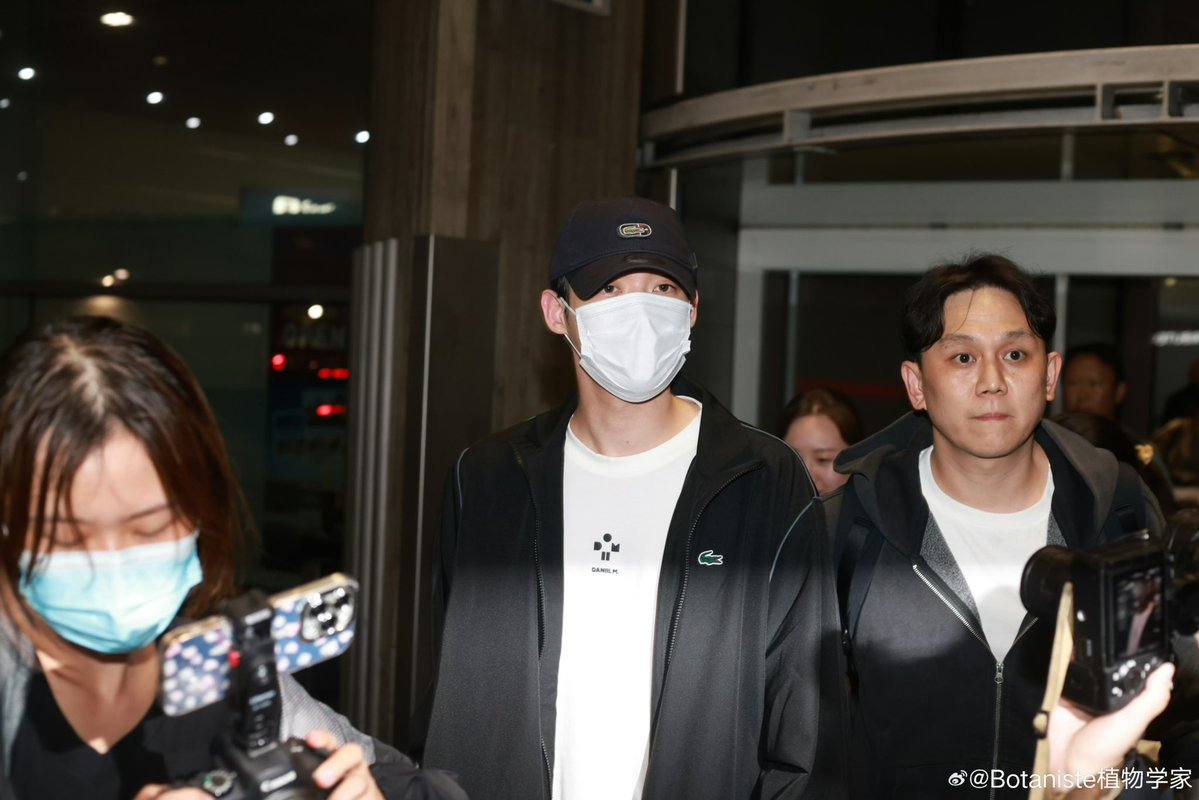 Reed5_moon's tweet photo. Pictures of Yoon-sik arriving at Paris airport. Thanks for your hard work today. Have a good rest. Love you.😘😘😘

WELCOME KIM YOON SIK TO PARIS

#YOONSIKPFWSS27
#KIMYOONSIKINPARIS https://t.co/GzoLihRv00