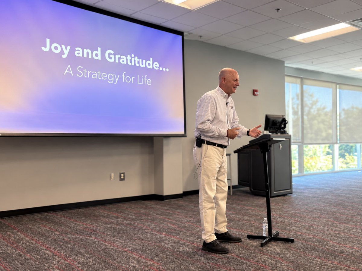 SEFreightLines's tweet photo. Our President, Tobin Cassels, recently addressed Support Center associates on the power of joy, gratitude and a positive mindset, and how these simple practices can make a difference in our work and everyday lives. #SEFL #LTL #trucking https://t.co/JBkscJcGD5