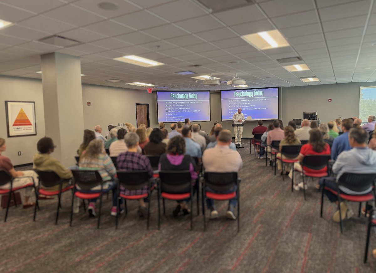 SEFreightLines's tweet photo. Our President, Tobin Cassels, recently addressed Support Center associates on the power of joy, gratitude and a positive mindset, and how these simple practices can make a difference in our work and everyday lives. #SEFL #LTL #trucking https://t.co/JBkscJcGD5