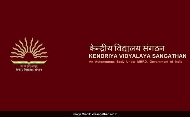 real_mukesh5's tweet photo. माननीय सांसद / विधायक / OBC प्रतिनिधि महोदय,
KVS भर्ती अधिसूचना 01/2025 में OBC-NCL अभ्यर्थियों के Certificate Issue Date को लेकर गंभीर समस्या आ गई है।
कई अभ्यर्थी जन्म से OBC हैं, लगातार Non-Creamy Layer हैं, लिखित परीक्षा भी पास कर चुके हैं — फिर भी सर्टिफिकेट की तारीख के तकनीकी आधार पर उनकी उम्मीदवारी प्रभावित हो रही है।
हमारी मांग सिर्फ इतनी है:
केवल जारी होने की तारीख के आधार पर वास्तविक पात्र अभ्यर्थी को अवसर से वंचित न किया जाए।
उनकी OBC-NCL पात्रता और NCL स्थिति को सही तरीके से देखा जाए।
दिल्ली हाईकोर्ट के हालिया फैसले के अनुरूप उसी वित्तीय वर्ष में जारी सर्टिफिकेट को मान्यता दी जाए।
यह कई युवाओं के भविष्य से जुड़ा विषय है। कृपया इस आवाज़ को शिक्षा मंत्रालय और KVS तक पहुँचाएँ।
हम भी सपने देखते हैं।
न्याय कीजिए।
#JusticeForEligibleOBCNCLCandidates @KVS_HQ @EduMinOfIndia @yadavakhilesh @ManojSinghKAKA @askrajeshsahu