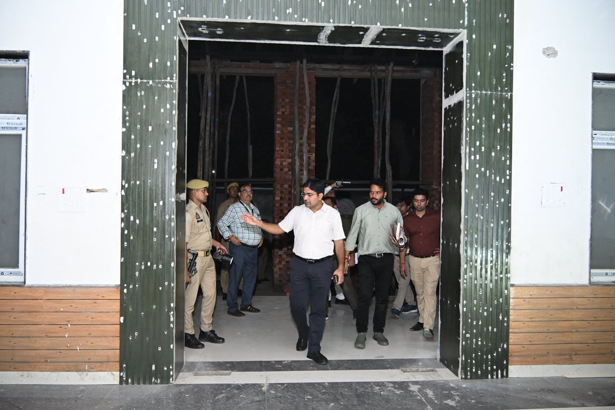 DmSambhal's tweet photo. आज @DmSambhal अंकित खण्डेलवाल द्वारा  सम्भल नई तहसील के निकट निर्माणाधीन ऑडिटोरियम का निरीक्षण किया। उन्होंने वॉल पेंटिंग के साथ सम्भल के प्रमुख ऐतिहासिक एवं पर्यटन स्थलों को प्रदर्शित करने वाली पेंटिंग लगाने के निर्देश दिए। @CMOfficeUP @UPGovt @ChiefSecyUP @InfoDeptUP @Comm_Moradabad