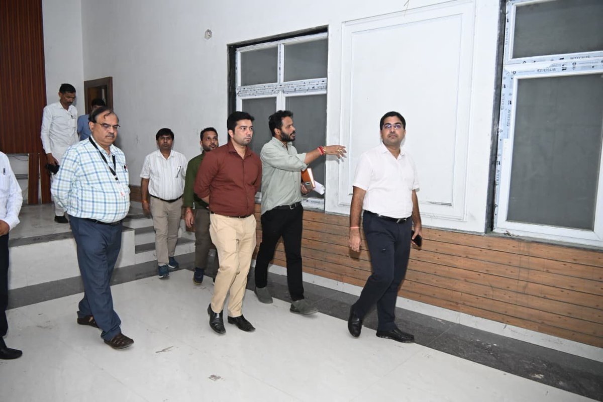 DmSambhal's tweet photo. आज @DmSambhal अंकित खण्डेलवाल द्वारा  सम्भल नई तहसील के निकट निर्माणाधीन ऑडिटोरियम का निरीक्षण किया। उन्होंने वॉल पेंटिंग के साथ सम्भल के प्रमुख ऐतिहासिक एवं पर्यटन स्थलों को प्रदर्शित करने वाली पेंटिंग लगाने के निर्देश दिए। @CMOfficeUP @UPGovt @ChiefSecyUP @InfoDeptUP @Comm_Moradabad