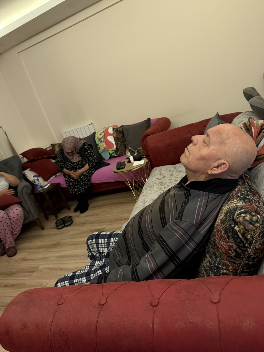 AlmlaAksoy36's tweet photo. Likit fondan gelen para ile Parkinson hastası babamın bakıcı ve fizyoterapi giderlerini karşılıyordum. 
Bu fonun varlığında hisse senedi yok,ters repo yok. Fonda herhangi bir likidite sorunu yok. Ama kül halde bir torbaya kondu ve biz bu paramızı ne zaman alacağımızı bilmiyoruz. Ve ben tek çocuklarıyım anamın, babamın. Anam 84 yaşında, babam Parkinson hastası, kısmi yatalak ve 80 yaşında. Yüzlerine bakamıyorum utancımdan. Biz paramızı ne faize, ne dolara yatırdık. Biz devletimize güvenmeyeceğiz de, biz milli paramıza güvenmeyeceğiz de kime güveneceğiz.
#HalkınSesiAnaPara 
#TeraPortföyeElKonulsun 
#AnaParamızıGeriVerin
#KSAFonu
#LikitFonlar
#MilliPara
#FonMağdurlarıZorDurumda
#AnayaAtayaAhdeVefa
@_cevdetyilmaz 
@memetsimsek 
@sahapkavcioglu 
@yfatihkarahan 
@korkmazergun