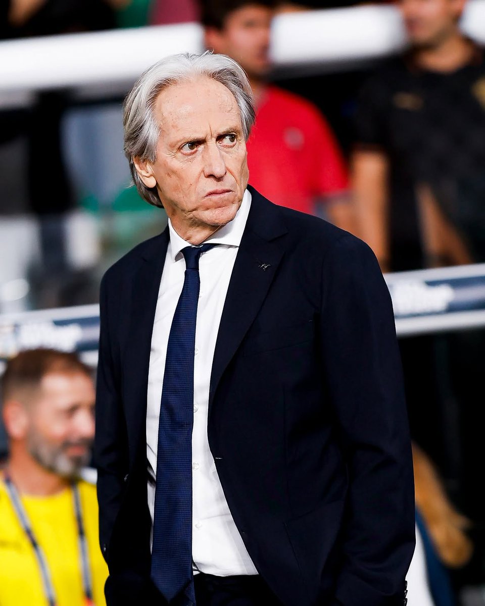 futbolarena's tweet photo. 🚨 Jorge Jesus'un Cristiano Ronaldo hakkındaki açıklamaları:

"Öncelikle şunu söyleyeyim. Biz Danimarka ile oynayacağımız maç  için buradayız. Burada olmamızın sebebi Ronaldo değil. Benim tek bir oyuncum yok. 23 oyuncum var. O yüzden Ronaldo hakkında 2 soru sormanıza izin vereceğim. Daha fazlasına cevap vermeyeceğim. Ronaldo ile alacağı süre konusunda bir anlaşma yaptık. Bruno Fernandes ile de yapmıştık bunu. Ronaldo ile aramızda bir sorun yok. Norveç maçında oyuna almadım evet. Hiçbir futbolcu 20-30 dakika ısındıktan sonra oyuna girmezse mutlu olmaz. Hele ki Ronaldo hiç olmaz. Ronaldo da bana 'Oynamamı isterseniz oynarım, tribüne gitmemiz isterseniz tribüne giderim' demişti. Aramızda bir sorun yok. Bana saygı gösterdi. Ben kariyerim boyunca çok fazla olay yaşadım ama bundan bir hikaye yaratmaya çalışmayın. Ben de bu takımın hocasıyım. Ronaldo'ya Norveç maçında ilk 11'de olmayacağını söyledim. Eğer son 30 dakika ihtiyacım olursa oynarsın, olmazsa oynamazsın dedim. Herkes için geçerli. Hiçbir futbolcu benim fikrimi değiştiremez. Ne Ronaldo, ne başka kimse. Hatta hiçbir başkan. Asla!" 
https://t.co/qdheYS0bUc