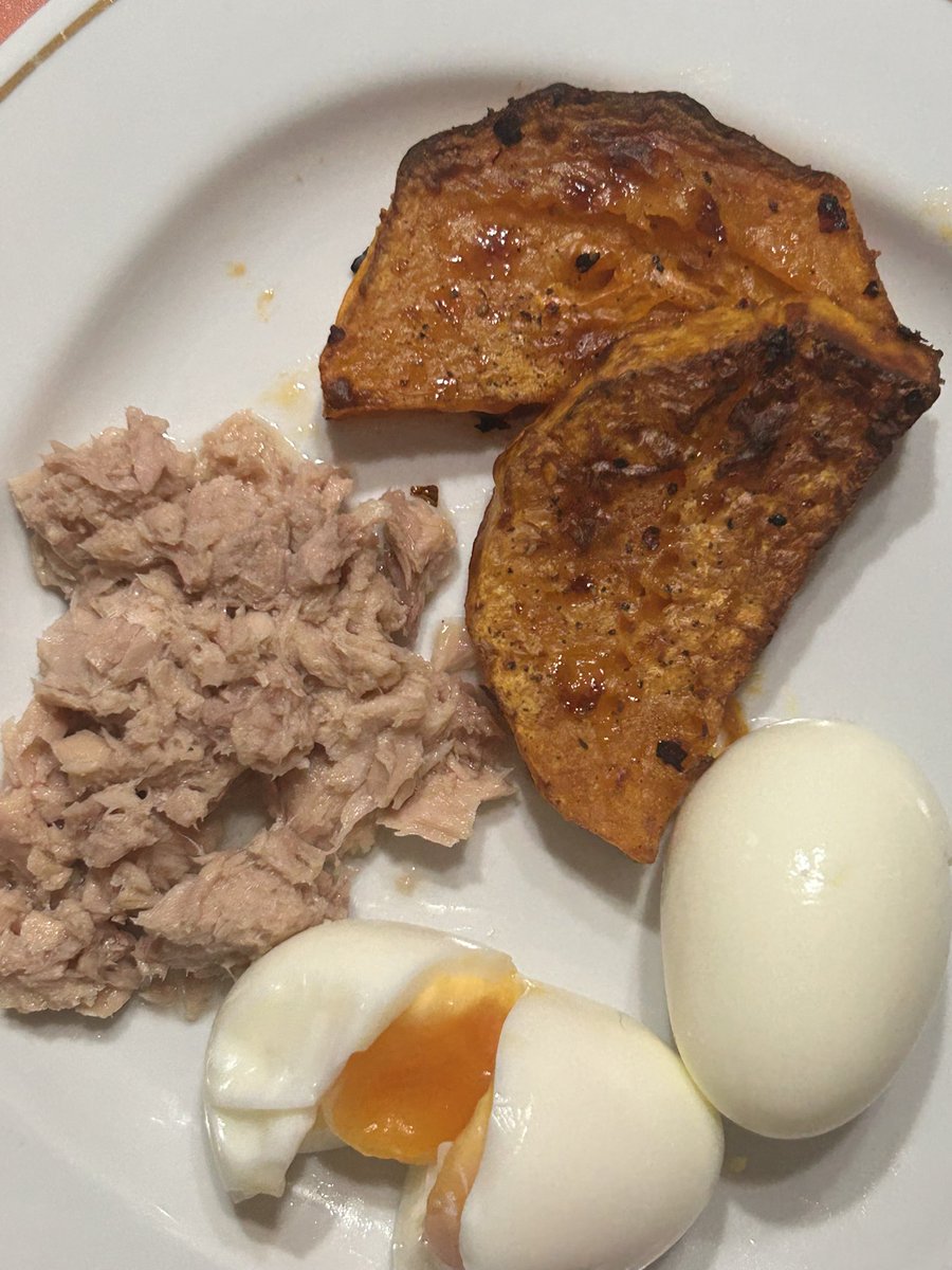 raviesdiary's tweet photo. 🥚Dinner : 2 boiled eggs, some tuna and air fried pumpkin !!!!! 

385 cals https://t.co/okVKzObr4L