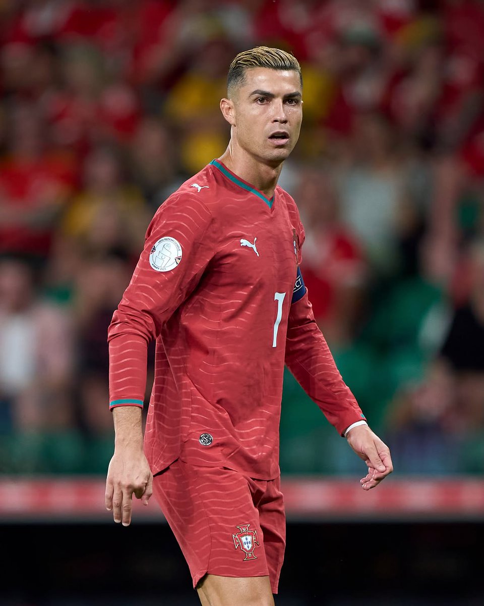 futbolarena's tweet photo. 🚨 Jorge Jesus'un Cristiano Ronaldo hakkındaki açıklamaları:

"Öncelikle şunu söyleyeyim. Biz Danimarka ile oynayacağımız maç  için buradayız. Burada olmamızın sebebi Ronaldo değil. Benim tek bir oyuncum yok. 23 oyuncum var. O yüzden Ronaldo hakkında 2 soru sormanıza izin vereceğim. Daha fazlasına cevap vermeyeceğim. Ronaldo ile alacağı süre konusunda bir anlaşma yaptık. Bruno Fernandes ile de yapmıştık bunu. Ronaldo ile aramızda bir sorun yok. Norveç maçında oyuna almadım evet. Hiçbir futbolcu 20-30 dakika ısındıktan sonra oyuna girmezse mutlu olmaz. Hele ki Ronaldo hiç olmaz. Ronaldo da bana 'Oynamamı isterseniz oynarım, tribüne gitmemiz isterseniz tribüne giderim' demişti. Aramızda bir sorun yok. Bana saygı gösterdi. Ben kariyerim boyunca çok fazla olay yaşadım ama bundan bir hikaye yaratmaya çalışmayın. Ben de bu takımın hocasıyım. Ronaldo'ya Norveç maçında ilk 11'de olmayacağını söyledim. Eğer son 30 dakika ihtiyacım olursa oynarsın, olmazsa oynamazsın dedim. Herkes için geçerli. Hiçbir futbolcu benim fikrimi değiştiremez. Ne Ronaldo, ne başka kimse. Hatta hiçbir başkan. Asla!" 
https://t.co/qdheYS0bUc